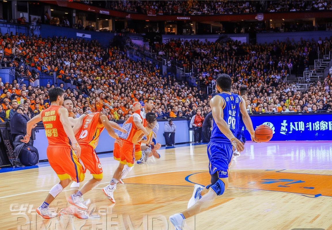 2017年CBA山东VS广东巅峰对决：激情篮球盛宴回顾(图1)